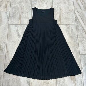 Theory Satin Pleat Combo A-Line Swing Dress
Size 2
Black